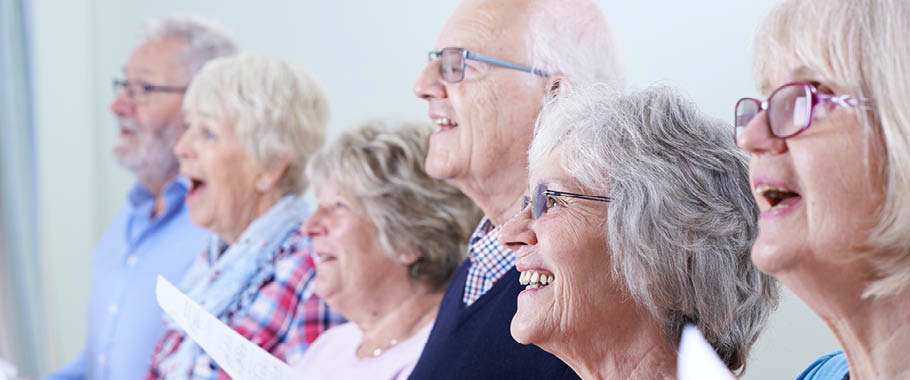 Billede af voksne der synger i kor Billede af voksne der synger i kor